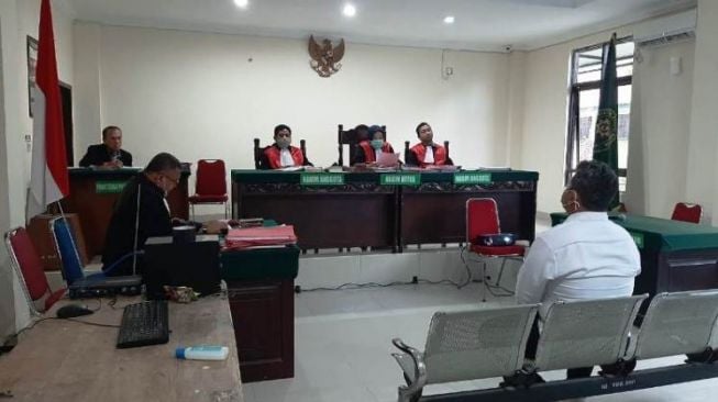 Anggota Resnarkoba Polda Sulawesi Barat (Sulbar) Hendra Adi Winata, menjalani sidang di Pengadilan Negeri Mamuju, Sulawesi Barat, Selasa (15/12/2020) / [Foto: pojokcelebes.com]