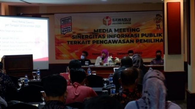 Komisioner Bawaslu Banten Kordiv Pengawasan, Nuryati Solapari memberikan paparan [Iyus/BantenNews.co.id].