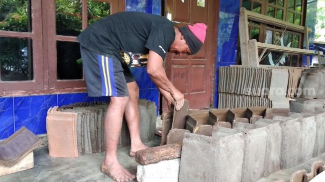 Teruskan Bisnis Warisan Sang Ayah, 50 Tahun Rohmad Produksi Genteng Kripik