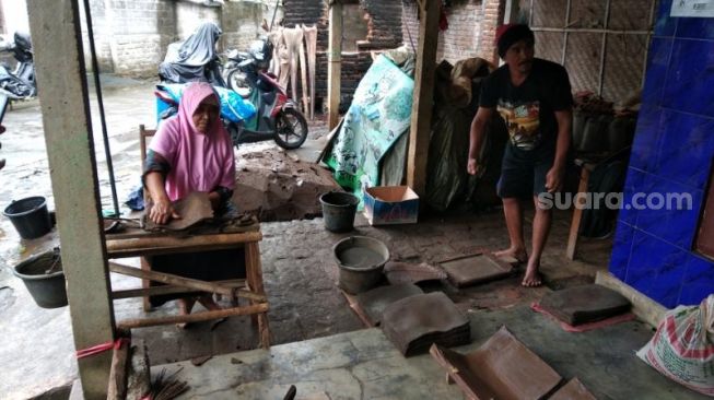 Lanjutkan Warisan sang Ayah, Setengah Abad Rohmad Produksi Genteng Kripik