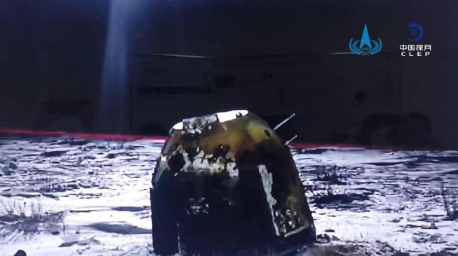 Kapsul berisi sampel Bulan dari misi Chang'e-5 mendarat di Bumi. [Clep.org.cn]