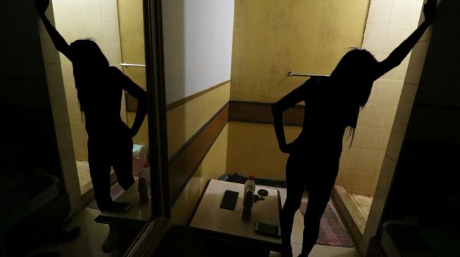 Waduh! Seorang Waria Bersama 4 Pasangan Tak Resmi Jalani Bisnis Prostitusi via Michat di Sukabumi
