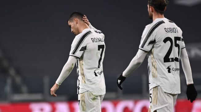 Ekspresi Ronaldo Saat Lewandowski Menangi FIFA Award Viral, Tak Ikhlas?