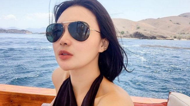 8 Potret Wika Salim Liburan ke Pantai: Pamer Body Goals hingga Pose Candid