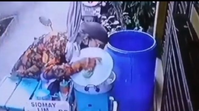 Video Penjual Siomay Ludahi Dagangan Viral di Medsos