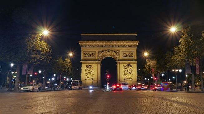 Jam Malam Diberlakukan, Jalanan di Paris Bak Kota Hantu