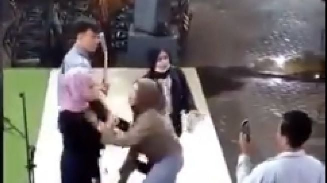 Video Cewek Baku Hantam Diduga Rebutan Pacar, Komentar Warga Kocak