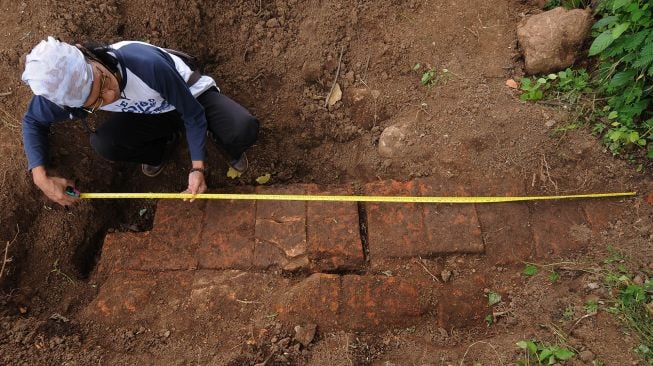 Anggota Klaten Heritage Community mengukur temuan struktur batu bata kuno yang tertata di lahan persawahan, di Gempol, Karanganom, Klaten, Jawa Tengah, Kamis (17/12/2020). ANTARA FOTO/Aloysius Jarot Nugroho