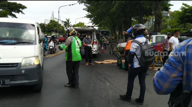 Mengenaskan! Pengendara Motor Tewas Terlindas Truk di Depan Solo Square