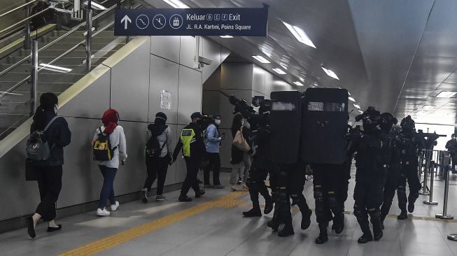 Pasukan Brimob Mabes Polri melakukan penyergapan saat simulasi penanganan ancaman bom dan serangan terorisme di Stasiun Moda Raya Terpadu (MRT) Lebak Bulus, Jakarta, Rabu (16/12/2020). [ANTARA FOTO/Muhammad Adimaja]