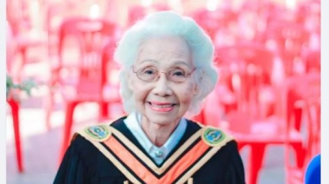 Viral Nenek Masuk Kuliah Umur 80, Wisuda di Usia 88 Tahun