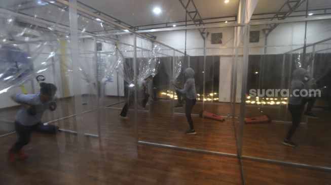 Warga mengikuti program latihan kebugaran TRX (total body resistance exercise) di Kaloria Studio, Jalan Ampera Raya, Jakarta, Rabu (16/12/2020). [Suara.com/Angga Budhiyanto]