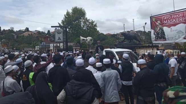 Demo di Depan Polres Sukabumi, Tangan Pendukung Habib Rizieq Diikat