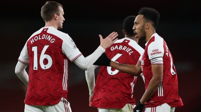 Penyerang Arsenal, Pierre-Emerick Aubameyang (kanan) usai mencetak gol ke gawang Southampton pada laga Liga Inggris 2020/2021 di Emirates Stadium, London, Kamis (17/12/2020) dini hari WIB. [PETER CZIBORRA / POOL / AFP]