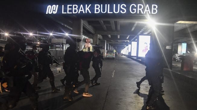 Pasukan Brimob Mabes Polri melakukan penyergapan saat simulasi penanganan ancaman bom dan serangan terorisme di Stasiun Moda Raya Terpadu (MRT) Lebak Bulus, Jakarta, Rabu (16/12/2020). [ANTARA FOTO/Muhammad Adimaja]