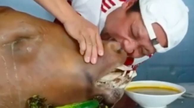 Mukbang Kepala Sapi Pria Ini Bikin Warganet Malah Ngeri