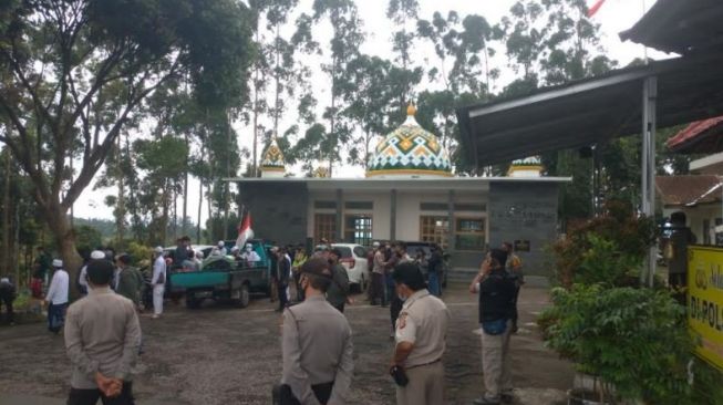 Massa Front Pembela Islam (FPI) DPC Cisarua, Kabupaten Bandung Barat (KBB) menggelar aksi damai di Mapolsek Cisarua, Kamis (17/12/2020). (Ayobandung.com/Tri Junari)