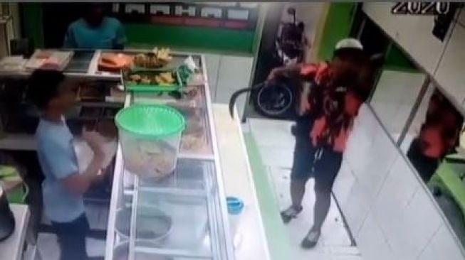 Viral Pria Berbaju Ormas Palak Penjaga Warung, Pelaku Diamankan Polisi