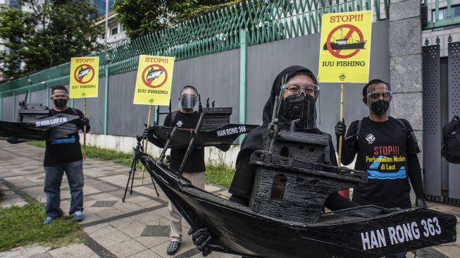 Massa yang tergabung dalam Serikat Buruh Migran Indonesia (SBMI) melakukan aksi unjuk rasa di depan Kedutaan Besar Republik Rakyat China, Jakarta, Kamis, (17/12/2020). [ANTARA FOTO/Aprillio Akbar]