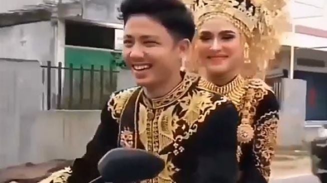 Romantisnya Pengantin Naik Motor Matic, Warganet: Jadi Pengen