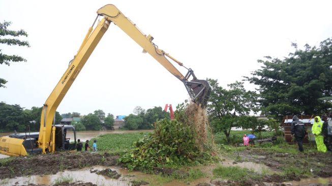 Enceng Gondok di Sungai Jeneberang dibersihkan untuk mencegah banjir, Jumat (18/12/2020) / [Foto: Humas Pemkab Gowa] 