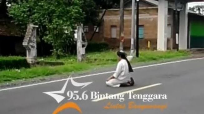 Bikin Geram Pengendara! Viral Potret Pria Nekat Salat di Tengah Jalan