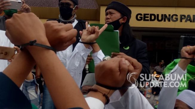 Tuntut Pembebasan Habib Rizieq, Massa dengan Tangan Terikat Geruduk Polres