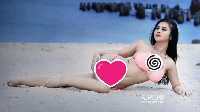 Tania Ayu seksi berbikini pink di pantai. [Instagram]