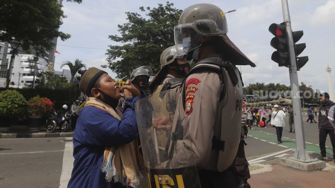 Polisi Sita Samurai hingga Ganja dari 155 Massa Aksi Bebaskan Habib Rizieq yang Tertangkap