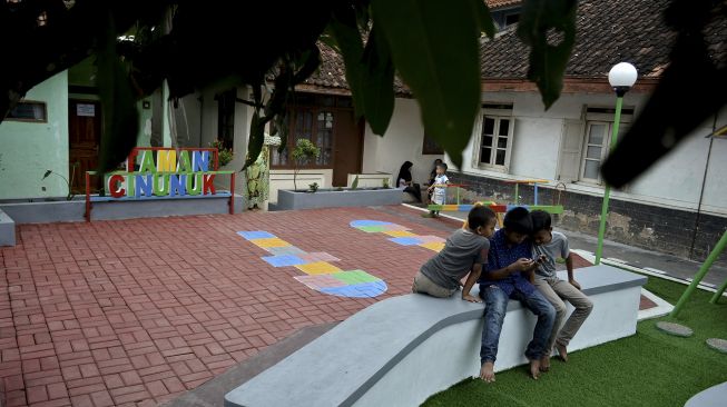 Sejumlah anak bermain di Taman Cinunuk, Wanaraja, Kabupaten Garut, Jawa Barat, Jumat (18/12/2020). [ANTARA FOTO/Candra Yanuarsyah]