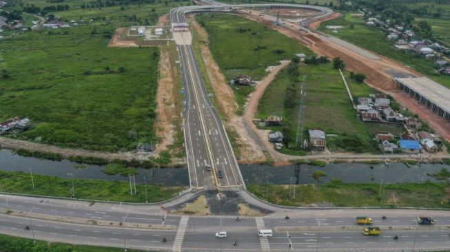 Foto udara gerbang tol Keramasan di Desa Ibul Besar III, Pemulutan, Ogan Ilir (OI), Sumatera Selatan, Jumat (18/12/2020). [ANTARA FOTO/Nova Wahyudi]