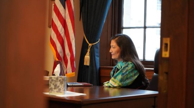 Deb Haaland, calon mendagri AS. (Twitter/RepDebHaaland)