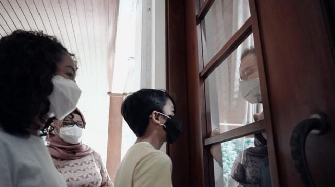 Gubernur DKI Jakarta Anies Baswedan saat dibesuk istri dan anak-anaknya di rumah dinas. (Instagram)