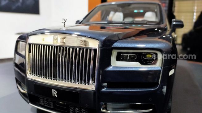 Model Rolls-Royce Cullinan  tampak haluan. Simak detail logo 