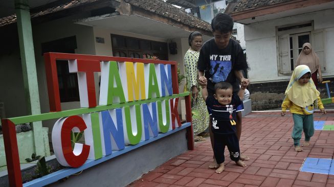 Sejumlah anak bermain di Taman Cinunuk, Wanaraja, Kabupaten Garut, Jawa Barat, Jumat (18/12/2020). [ANTARA FOTO/Candra Yanuarsyah]