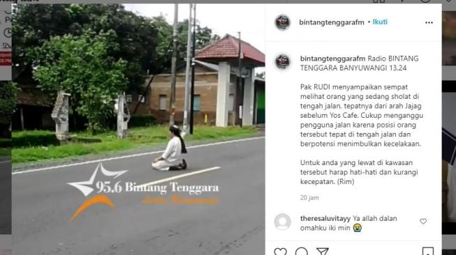 Seorang pria Salat di tengah jalan. (Instagram/@bintangtenggarafm)