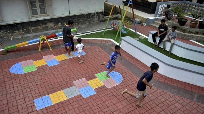 Sejumlah anak bermain di Taman Cinunuk, Wanaraja, Kabupaten Garut, Jawa Barat, Jumat (18/12/2020). [ANTARA FOTO/Candra Yanuarsyah]