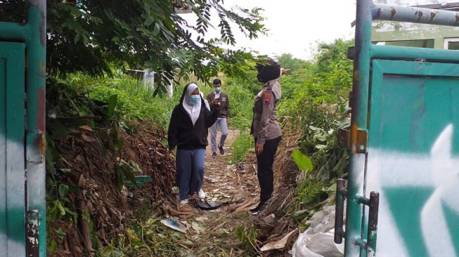 Anggota Sat Binmas Polresta Surakarta menggrebek sekaligus membubarkan belasan pelajar di sebuah bangunan kosong. (dok Polresta Surakarta)