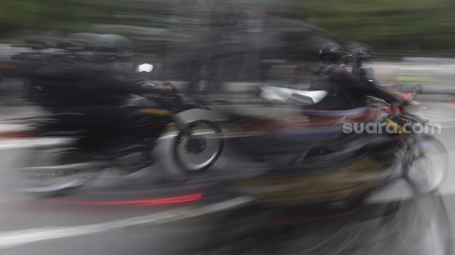 Aparat kepolisian membubarkan paksa massa aksi 1812 yang akan menggelar aksi unjuk rasa di Jalan Abdul Muis, Jakarta, Jumat (18/12/2020). [Suara.com/Angga Budhiyanto]