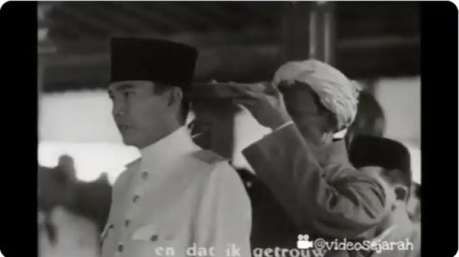 Tangkapan layar video pelantikan Presiden Soekarno di Keraton Jogja - (Twitter/@videosejarah)