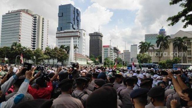 Sebut Aksi 1812 Sampah, Dewi Tanjung: Tangkap atau Tembak Mati!