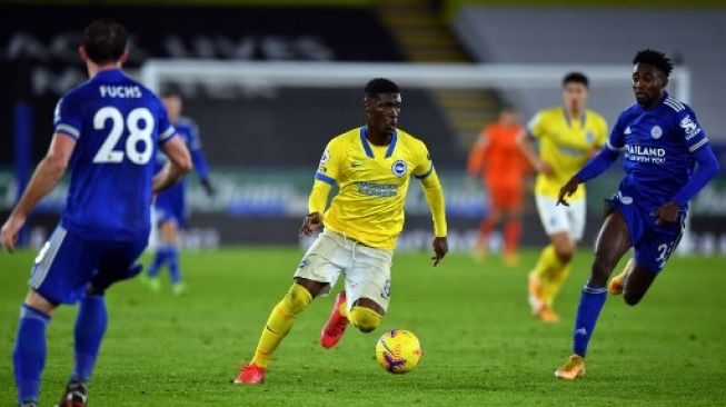 Pemain Brighton and Hove Albion, Yves Bissouma, menghindari kejaran pemain Leicester City dalam pertandingan Liga Premier Inggris yang digelar di King Power Stadium pada 13 Desember 2020. [AFP]