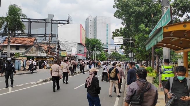 Aksi 1812 yang sedianya digelar di sekitar area Patung Kuda Arjuna Wijaya, Jalan Medan Merdeka Barat, Jakarta Pusat, Jumat (18/12/2020) berubah menjadi ricuh. (Suara.com/Bagaskara)