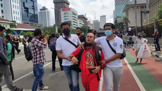 Diciduk Polisi saat Demo, Pendukung Habib Rizieq Berdarah-darah