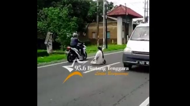 Viral Pria Salat di Tengah Jalanan Banyuwangi, Warganet: Tabrak Saja..!