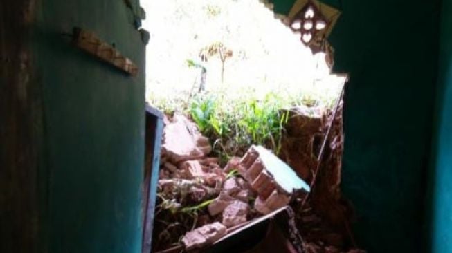 Hujan Deras Mengguyur, 5 Rumah  di Sangiangjaya Lebak Tertimbun Longsor