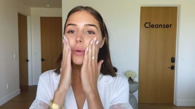 40 Tahap Perawatan Kecantikan Olivia Culpo (youtube.com/Vogue)