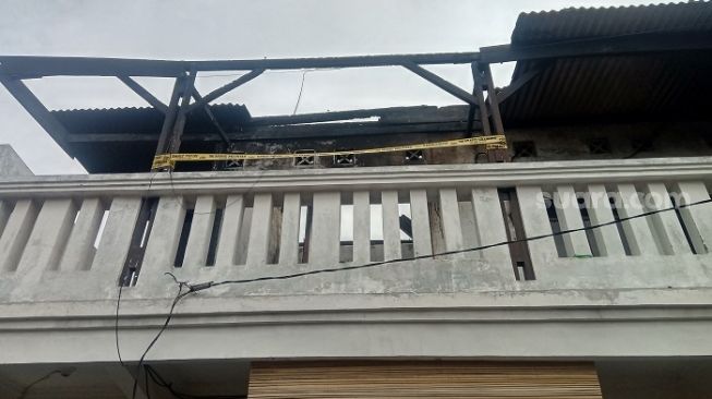 Lokasi dua penghuni kontrakan di kawasan Pasar Minggu yang tewas terpanggang di dalam toilet rumah di lantai dua. (Suara.com/Arga)