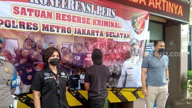 RP (16), pimpinan Pecinta Habib Bahar (PBH) Garut ditangkap bawa senjata tajam. (Suara.com/Arga)