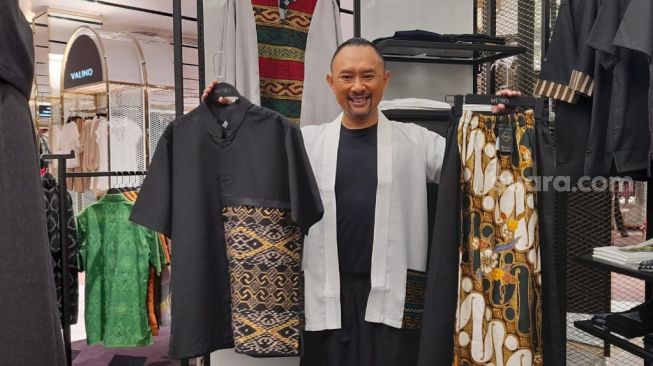 Ronal Surapradja memperkenalkan produk fashion miliknya yang diberi nama Lawlaka. [Yuliani/Suara.com]